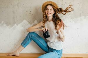 jovem bonita sorridente feliz mulher vestindo azul jeans jeans e branco camisa foto