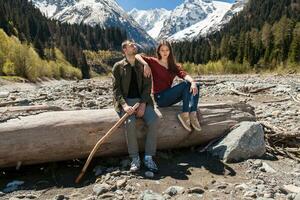 jovem hipster casal dentro amor em inverno período de férias dentro montanhas foto