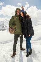 jovem lindo hipster casal caminhada dentro montanhas foto