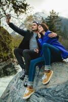 jovem hipster casal dentro amor em inverno período de férias dentro montanhas foto