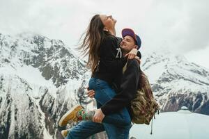 jovem hipster casal dentro amor em inverno período de férias dentro montanhas foto