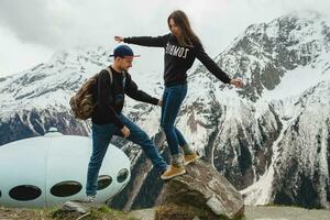 jovem hipster casal dentro amor em inverno período de férias dentro montanhas foto