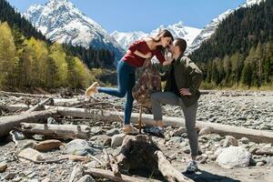 jovem hipster casal dentro amor em inverno período de férias dentro montanhas foto