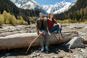 jovem hipster casal dentro amor em inverno período de férias dentro montanhas foto