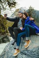 jovem hipster casal dentro amor caminhando dentro montanhas foto