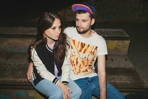 jovem à moda hipster casal dentro amor, Swag equipamento foto