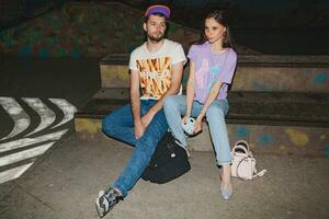 jovem à moda hipster casal dentro amor, Swag equipamento foto