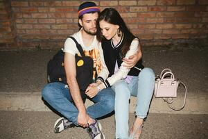 jovem à moda hipster casal dentro amor, Swag equipamento foto