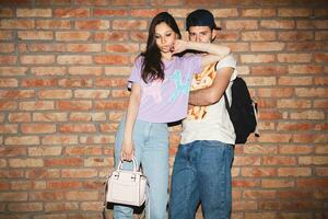 jovem à moda hipster casal dentro amor, Swag equipamento foto