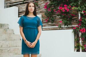 jovem à moda lindo mulher dentro azul vestir, verão moda tendência foto