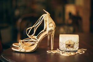 luxo moda mulher acessórios, dourado calcanhar sapatos foto