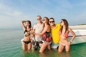 feliz companhia do amigos em verão período de férias foto