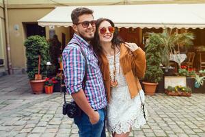 jovem casal dentro amor viajando foto