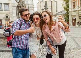 jovem hipster companhia do amigos viajando, vintage estilo, Europa período de férias foto