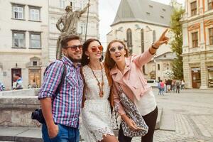 jovem hipster companhia do amigos viajando, vintage estilo, Europa período de férias foto