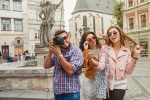 jovem hipster companhia do amigos viajando, vintage estilo, Europa período de férias foto