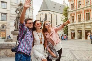 jovem hipster companhia do amigos viajando, vintage estilo, Europa período de férias foto