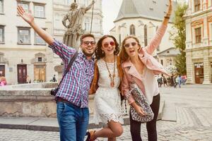 jovem hipster companhia do amigos viajando, vintage estilo, Europa período de férias foto