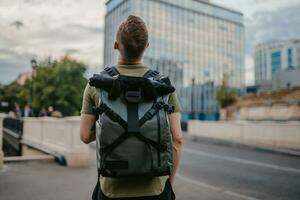 bonito hipster homem caminhando dentro rua foto