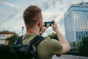 bonito hipster homem caminhando dentro rua foto