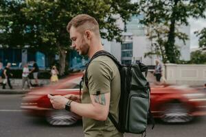 bonito hipster homem caminhando dentro rua foto