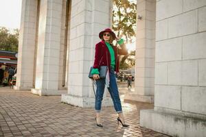 atraente mulher dentro outono estilo na moda equipamento caminhando dentro rua foto