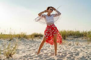 à moda atraente fino sorridente mulher em de praia dentro verão estilo moda tendência equipamento foto