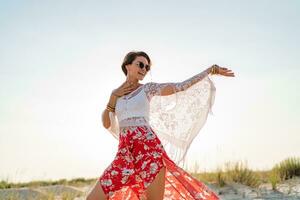 à moda atraente fino sorridente mulher em de praia dentro verão estilo moda tendência equipamento foto