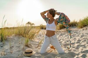 à moda atraente fino sorridente mulher em de praia dentro verão estilo moda tendência equipamento foto