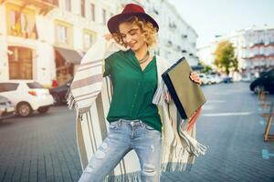 atraente mulher dentro rua estilo moda foto