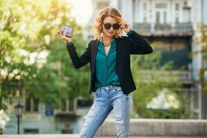 atraente mulher dentro rua estilo moda foto