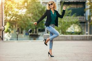 atraente mulher dentro rua estilo moda foto