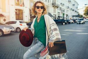 atraente mulher dentro rua estilo moda foto