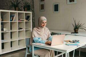 moderno muçulmano mulher dentro hijab dentro escritório quarto foto