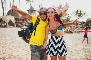 jovem hipster lindo casal dentro amor, à moda verão equipamento foto