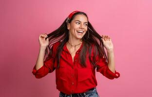 hispânico lindo mulher dentro vermelho camisa foto