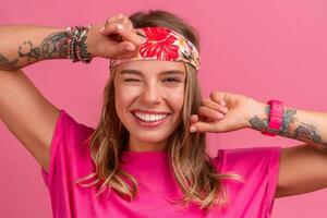 bonita fofa sorridente mulher dentro Rosa camisa boho hippie estilo acessórios sorridente foto