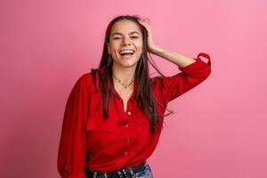 hispânico lindo mulher dentro vermelho camisa foto