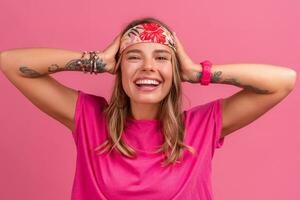 bonita fofa sorridente mulher dentro Rosa camisa boho hippie estilo acessórios sorridente foto