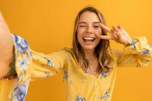 lindo atraente sorridente mulher dentro amarelo camisa sorridente feliz face foto