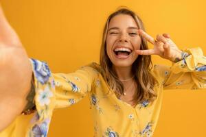 lindo atraente sorridente mulher dentro amarelo camisa sorridente feliz face foto