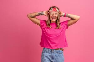 bonita fofa sorridente mulher dentro Rosa camisa boho hippie estilo acessórios sorridente foto