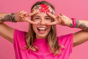 bonita fofa sorridente mulher dentro Rosa camisa boho hippie estilo acessórios sorridente foto