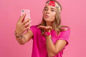 bonita fofa sorridente mulher dentro Rosa camisa boho hippie estilo acessórios sorridente foto