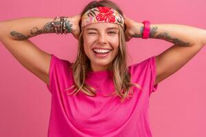 bonita fofa sorridente mulher dentro Rosa camisa boho hippie estilo acessórios sorridente foto