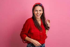 hispânico lindo mulher dentro vermelho camisa foto