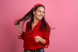 hispânico lindo mulher dentro vermelho camisa foto