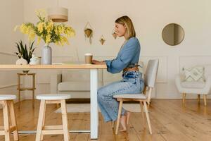 jovem bonita à moda mulher trabalhando controlo remoto às casa às mesa ambiente de trabalho, aluna Educação foto