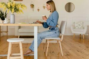 jovem bonita à moda mulher trabalhando controlo remoto às casa às mesa ambiente de trabalho, aluna Educação foto