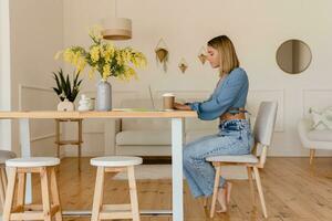 jovem bonita à moda mulher trabalhando controlo remoto às casa às mesa ambiente de trabalho, aluna Educação foto